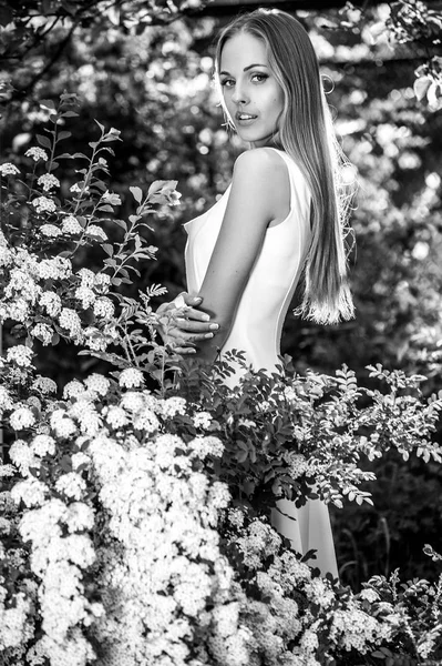 Güzel cinsel sarışın genç kadın doğa arka plan siyah-beyaz açık portresi. — Stok fotoğraf