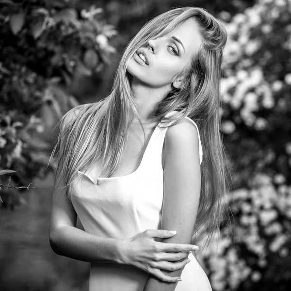 Чорно-білий зовнішній портрет красивої молодої сексуальної блондинки на фоні природи . — стокове фото