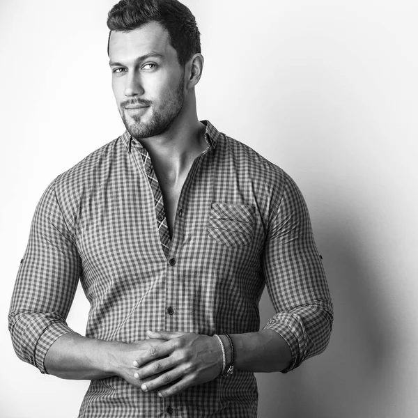 Black-white portrait of elegant sporty young handsome man in stylish shirt. — Stock Photo, Image