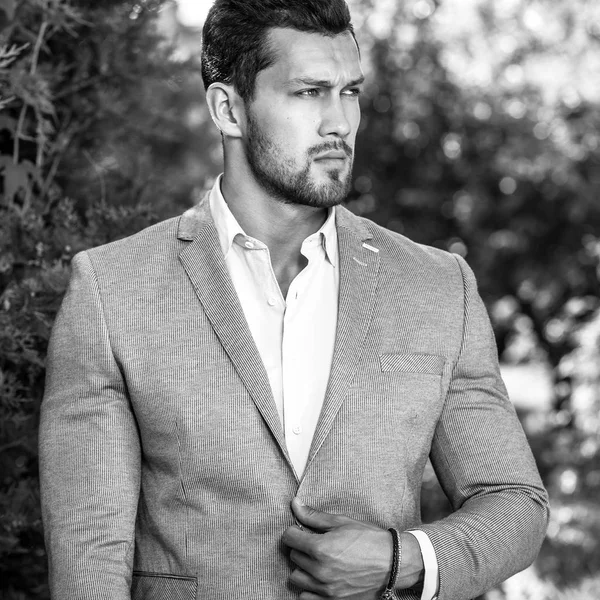 Siyah-beyaz açık klasik gri şık yakışıklı adam portresi uygun pozlar açık