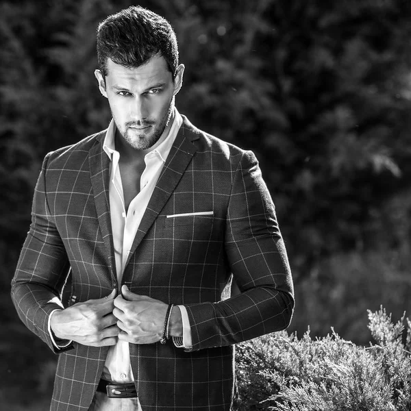 Negro-blanco retrato al aire libre de hombre guapo elegante en chaqueta clásica de nuevo fondo de la naturaleza . —  Fotos de Stock