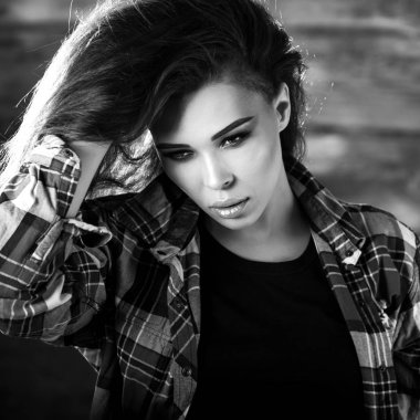 Genç şehvetli ve güzellik esmer kadın ahşap arka plan üzerinde poz. Siyah-beyaz fotoğraf.