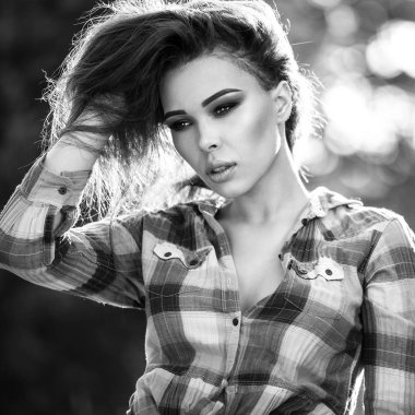 Güzel seksi kadın agains doğa arka plan siyah-beyaz açık portresi.