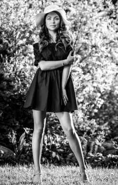 Siyah-beyaz açık çift şapkalı güzel genç kadın portresi.