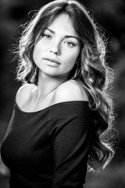 Siyah-beyaz açık havada güzel genç kadın portresi.