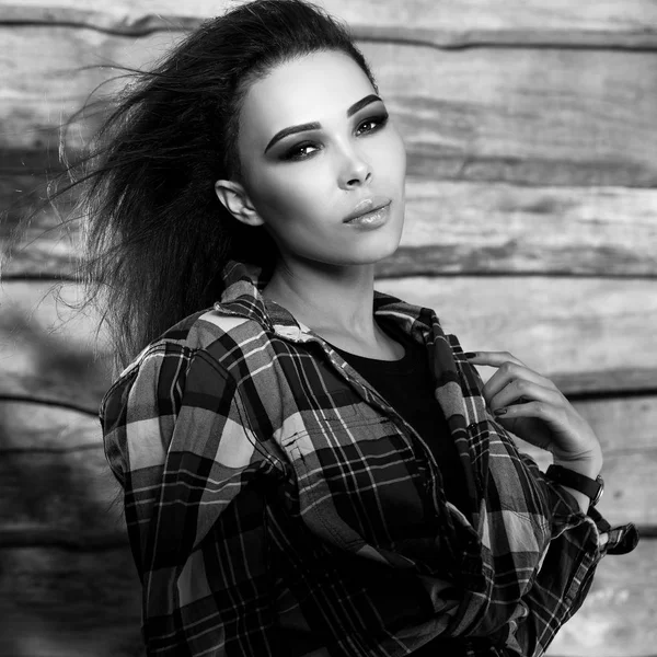 Joven sensual y belleza morena pose sobre fondo de madera. Foto en blanco y negro . —  Fotos de Stock