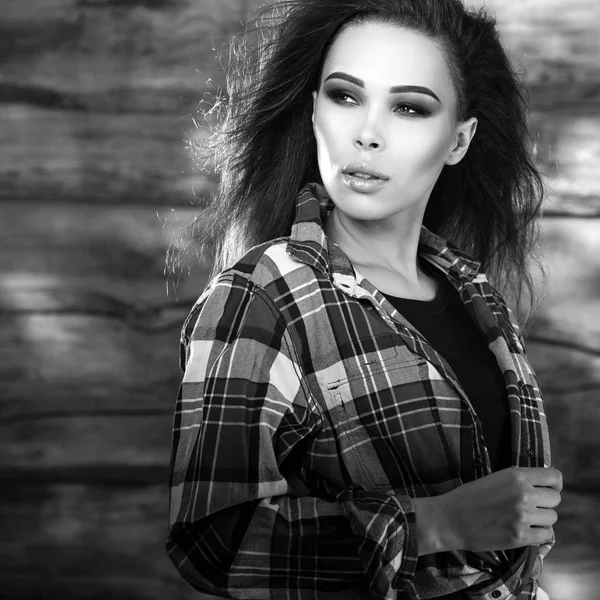 Young sensual & beauty brunette woman pose on wooden background. Black-white photo. — Stock Photo, Image