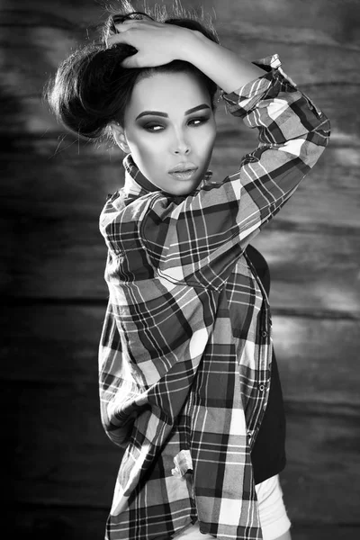 Mladí smyslné & krása bruneta žena představují na dřevěné pozadí. Černo bílé fotografie. — Stock fotografie