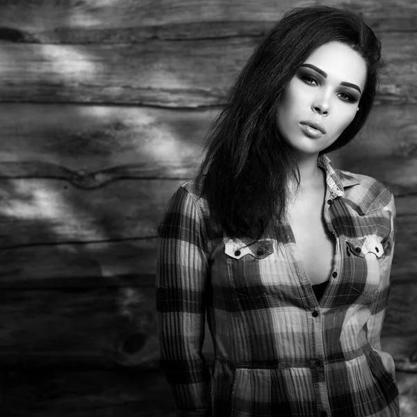 Joven sensual y belleza morena pose sobre fondo de madera. Foto en blanco y negro . — Foto de Stock