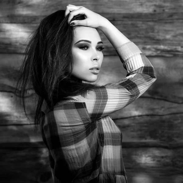 Joven sensual y belleza morena pose sobre fondo de madera. Foto en blanco y negro . — Foto de Stock