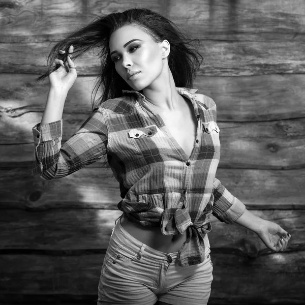 Young sensual & beauty brunette woman pose on wooden background. Black-white photo. — Stock Photo, Image