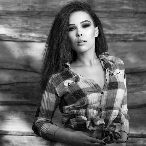 Young sensual & beauty brunette woman pose on wooden background. Black-white photo. — Stock Photo, Image