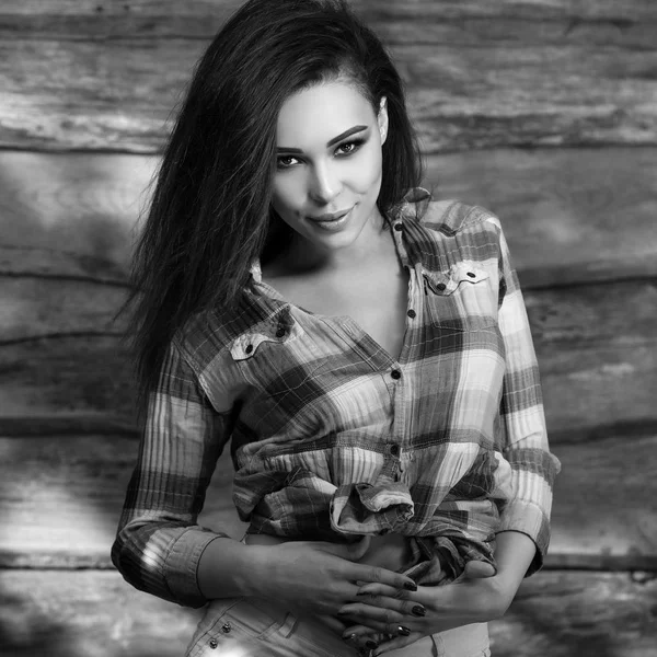 官能的な若い & 美ブルネットの女性は、木製の背景にポーズします。白黒写真. — ストック写真