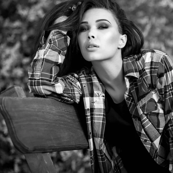 Bianco-nero ritratto all'aperto di siting bella giovane donna bruna . — Foto Stock