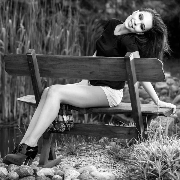 Negro-blanco al aire libre retrato de siting hermosa joven morena mujer . —  Fotos de Stock