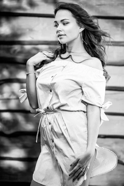 Joven sensual y chica de belleza en elegante pose vestido sobre fondo de madera grunge. Foto en blanco y negro . — Foto de Stock