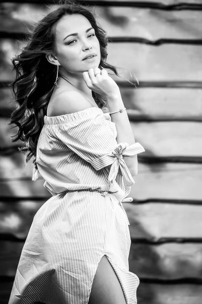 Young sensual & beauty girl in stylish dress pose against grunge wooden background. Black-white photo. — Stock Photo, Image