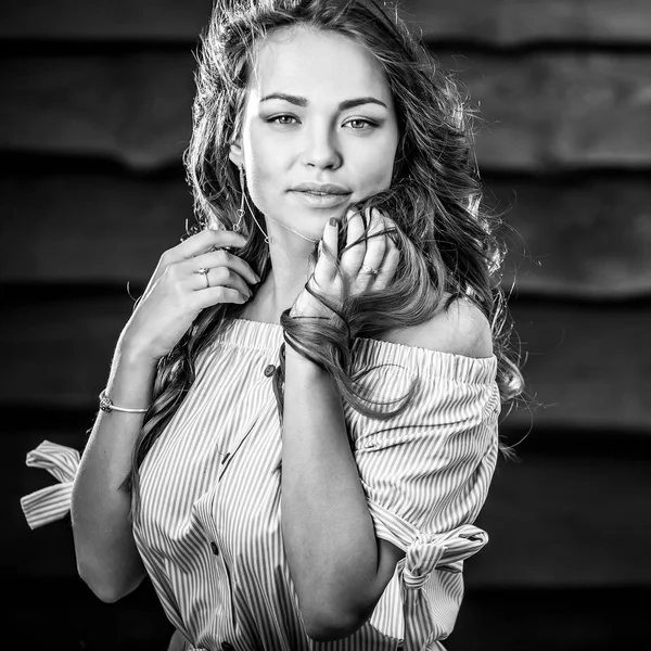 Jeune fille sensuelle & beauté en robe élégante pose sur fond de bois grunge. Photo noir-blanc . — Photo