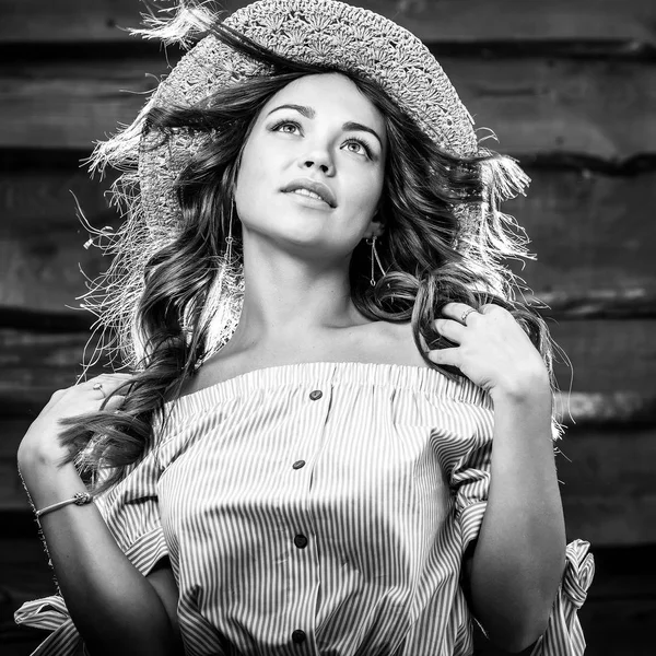 Portrait noir-blanc de belle jeune femme au chapeau classique contre un vieux mur en bois . — Photo