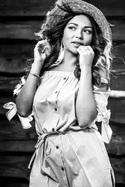 Retrato preto-branco de bela jovem mulher em chapéu clássico contra a parede de madeira velha . — Fotografia de Stock