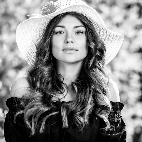 Portrait extérieur noir-blanc de belle jeune femme au chapeau classique . — Photo