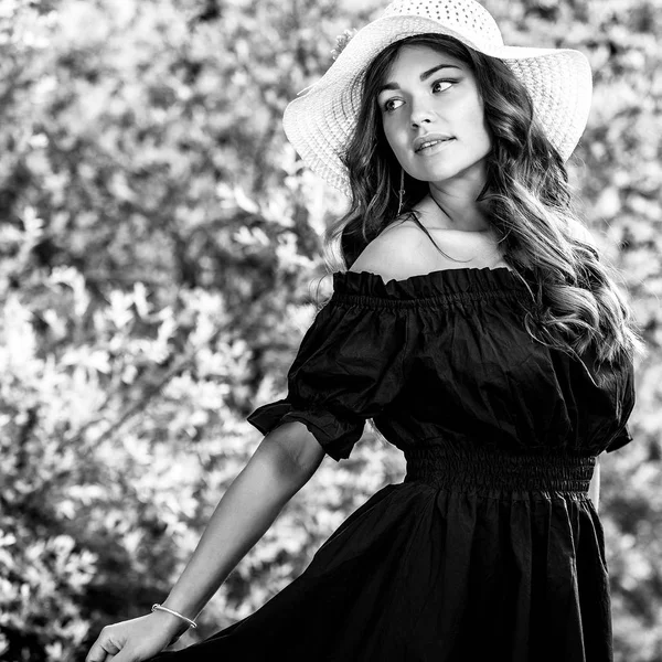 Retrato al aire libre blanco y negro de una hermosa joven con sombrero clásico . —  Fotos de Stock