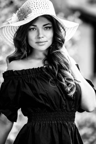 黑色白色室外肖像的美丽的年轻女子，在经典的帽子. — 图库照片