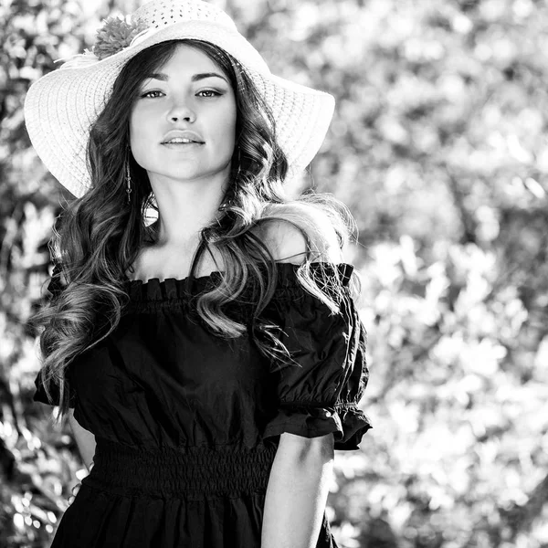 Schwarz-weißes Outdoor-Porträt einer schönen jungen Frau mit klassischem Hut. — Stockfoto