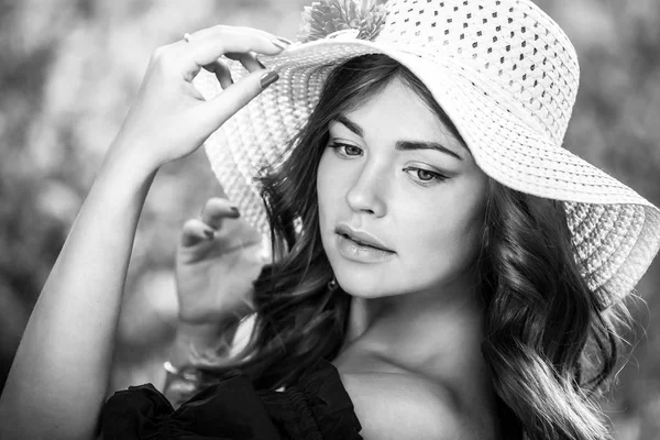 Preto-branco ao ar livre retrato de bela jovem mulher em chapéu clássico . — Fotografia de Stock