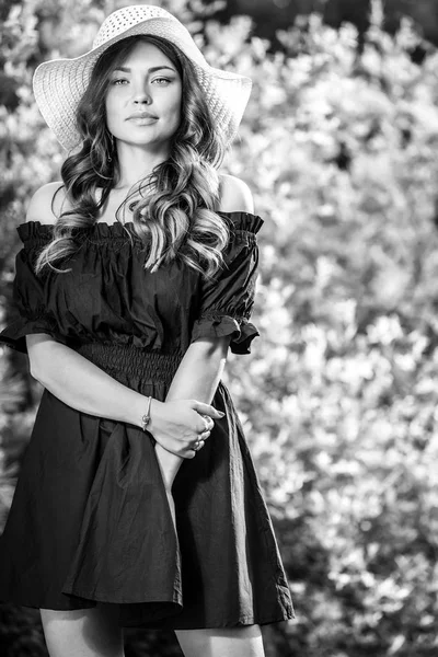 Retrato al aire libre blanco y negro de una hermosa joven con sombrero clásico . —  Fotos de Stock
