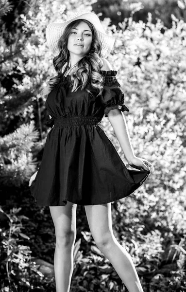 Ritratto all'aperto in bianco-nero di bella giovane donna con cappello classico . — Foto Stock