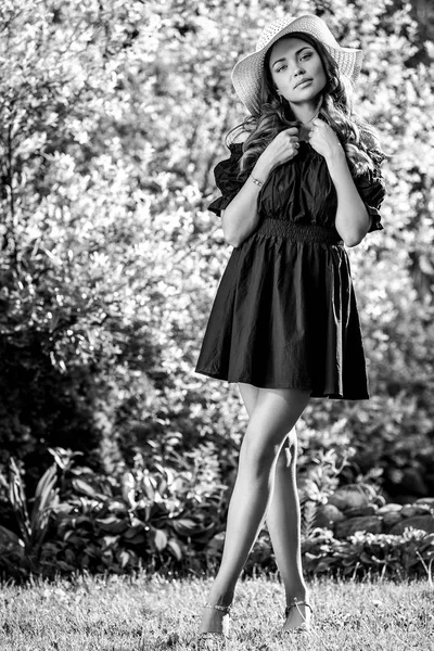Retrato al aire libre blanco y negro de una hermosa joven con sombrero clásico . —  Fotos de Stock