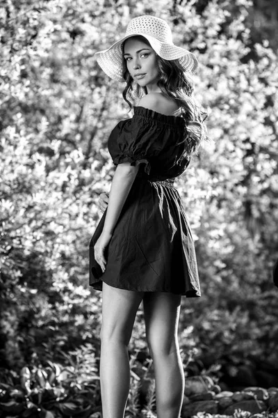 Ritratto all'aperto in bianco-nero di bella giovane donna con cappello classico . — Foto Stock