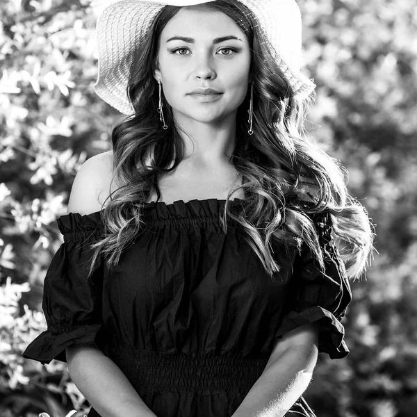 Retrato al aire libre blanco y negro de una hermosa joven con sombrero clásico . —  Fotos de Stock