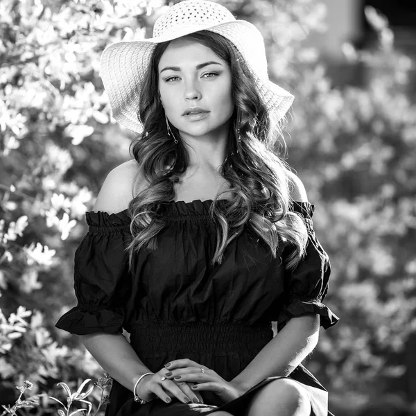 Retrato al aire libre blanco y negro de una hermosa joven con sombrero clásico . —  Fotos de Stock