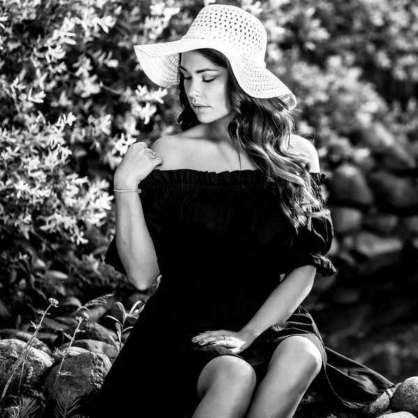 Retrato al aire libre blanco y negro de una hermosa joven con sombrero clásico . — Foto de Stock