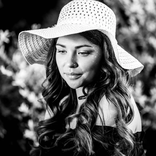 Retrato al aire libre blanco y negro de una hermosa joven con sombrero clásico . —  Fotos de Stock