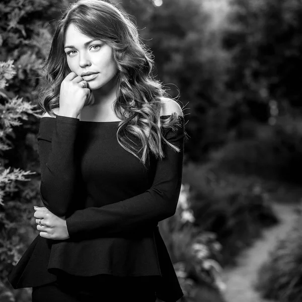 Retrato al aire libre blanco y negro de una hermosa joven . — Foto de Stock