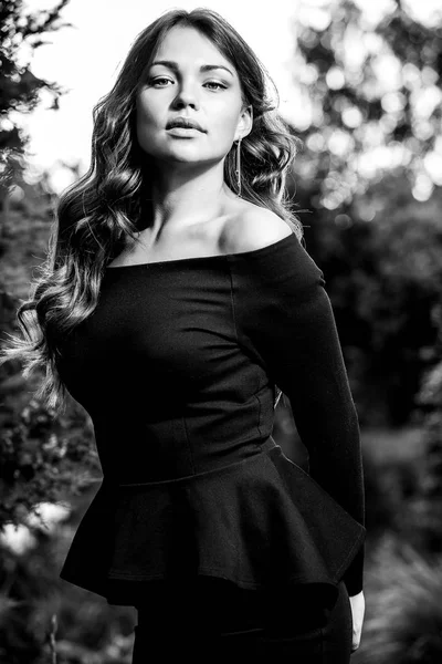 Zwart-wit buitenshuis portret van mooie jonge vrouw. — Stockfoto