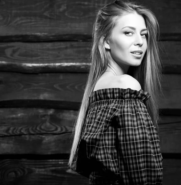 Giovane sensuale & bellezza donna bionda posa su sfondo di legno. Foto in bianco e nero . — Foto Stock