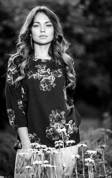 Retrato al aire libre blanco y negro de una hermosa joven . —  Fotos de Stock