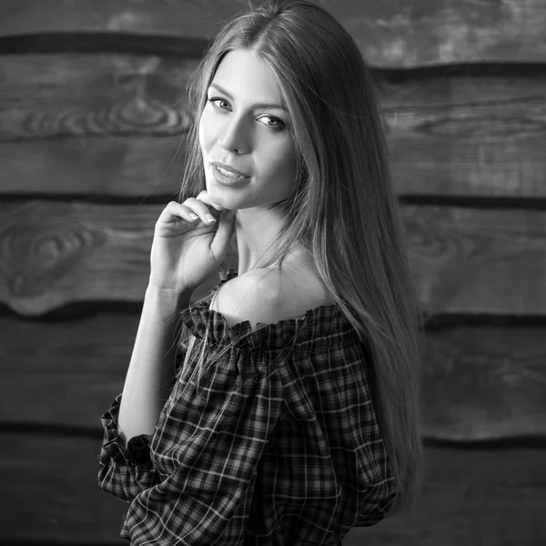 Joven sensual y belleza rubia pose sobre fondo de madera. Foto en blanco y negro . — Foto de Stock