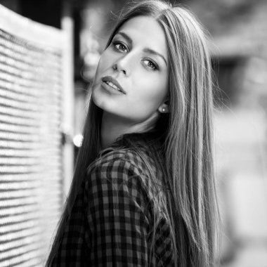 Siyah-beyaz açık havada güzel seksi genç sarışın bir kadın portresi.