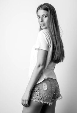 Güzel genç seksi kadın portresi siyah-beyaz studio.