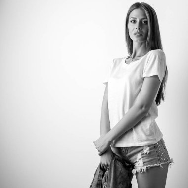 Güzel genç seksi kadın portresi siyah-beyaz studio.