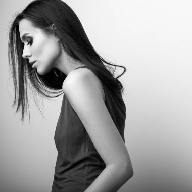 Güzel genç esmer kadın portresi siyah-beyaz studio.