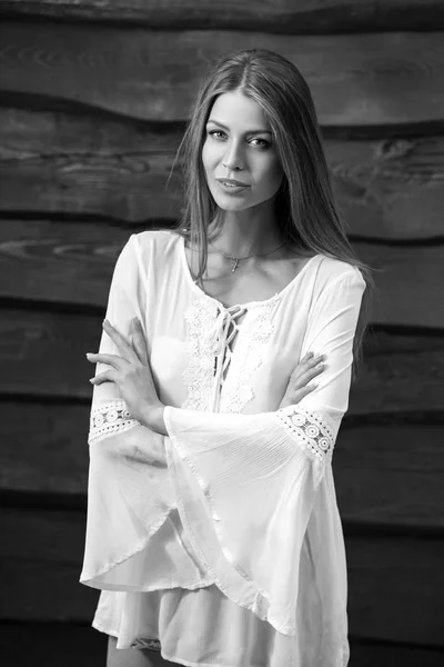 Jeune femme blonde sensuelle & beauté pose sur fond en bois. Photo noir-blanc . — Photo