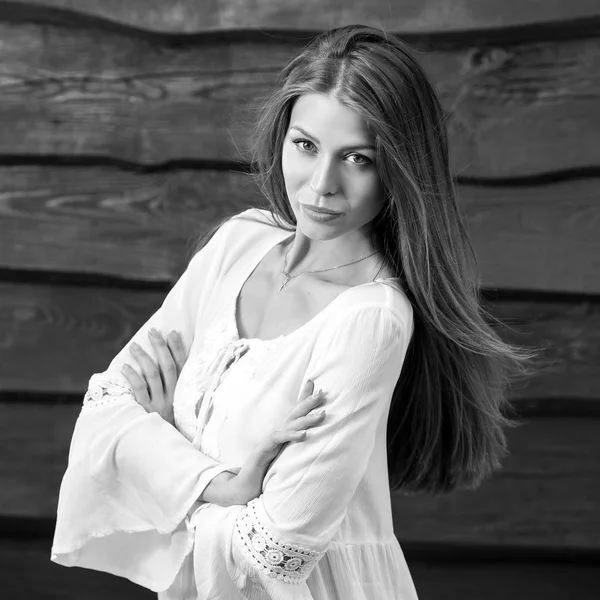 Joven sensual y belleza rubia pose sobre fondo de madera. Foto en blanco y negro . —  Fotos de Stock