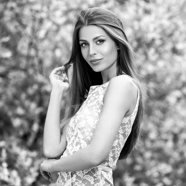 Retrato al aire libre blanco y negro de una hermosa joven rubia . — Foto de Stock