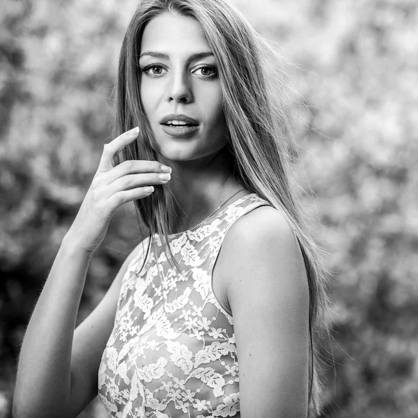 Svart-vit utomhus porträtt av vacker ung blond kvinna. — Stockfoto